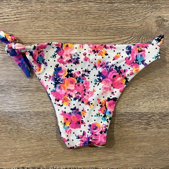 Bikini - Picture 4 of 4